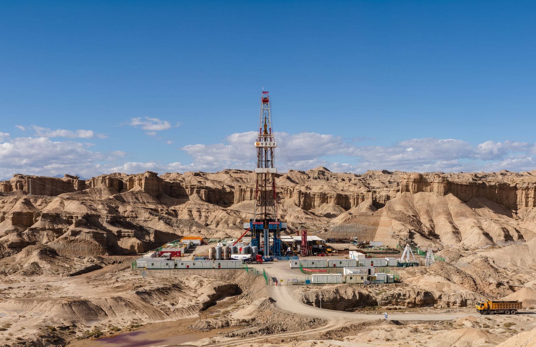 Onshore drilling rig at a prepared well location
